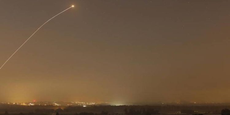 Imagen ilustrativa | Se observa una intercepción del sistema antimisiles Cúpula de Hierro cuando se lanzan cohetes desde Gaza hacia Israel antes de que expire un alto al fuego de 72 horas. Foto: Reuters