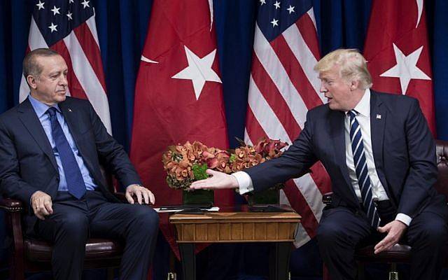 Esta foto de archivo tomada el 21 de septiembre de 2017 muestra al presidente estadounidense Donald Trump llegando a estrechar la mano del presidente turco Recep Tayyip Erdogan antes de una reunión en el Hotel Palace durante la 72 Asamblea General de las Naciones Unidas en Nueva York. (AFP PHOTO / Brendan Smialowski)
