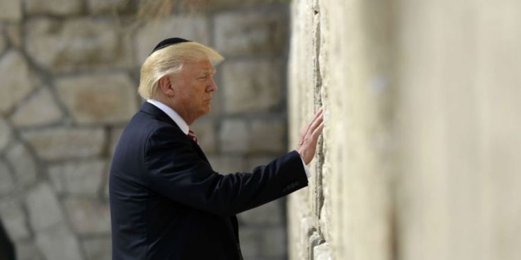 El presidente de los Estados Unidos, Donald Trump, visita el Muro Occidental, el lunes 22 de mayo de 2017 en Jerusalén. (AP Photo / Evan Vucci)