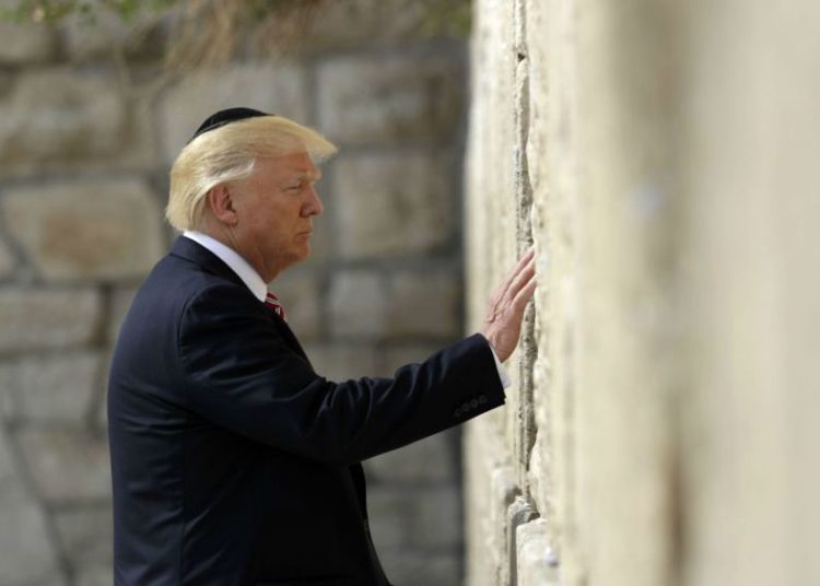 El presidente de los Estados Unidos, Donald Trump, visita el Muro Occidental, el lunes 22 de mayo de 2017 en Jerusalén. (AP Photo / Evan Vucci)