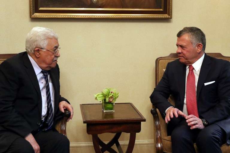 El Rey de Jordania Abdullah II (R) se reúne con el Presidente de la Autoridad Palestina Mahmoud Abbas en el Palacio Real de Ammán el 7 de diciembre de 2017. (AFP / Khalil Mazraawi)