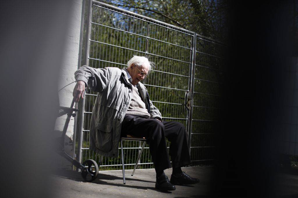 El ex guardia de las SS Oskar Groening se sienta detrás de una valla durante un descanso en el juicio contra él en Lueneburg, norte de Alemania, el martes 21 de abril de 2015. (Crédito de la foto: Markus Schreiber / AP)