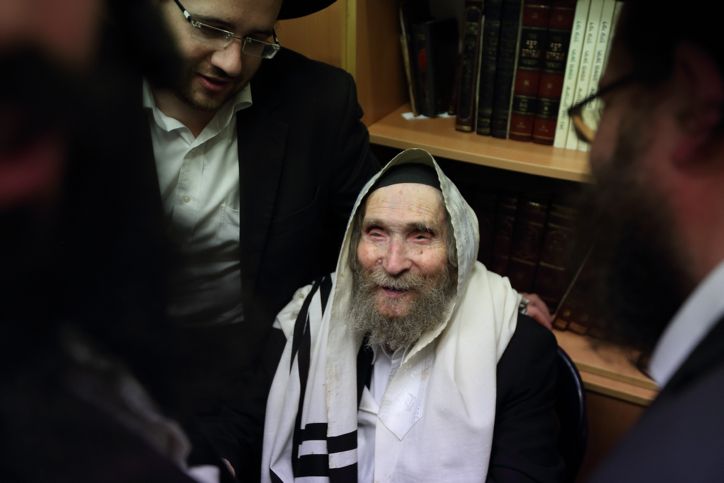 El líder haredi, el rabino Aharon Leib Shteinman, visto en su casa, en Bnei Brak. 22 de enero de 2015. (Yaakov Naumi / Flash 90)