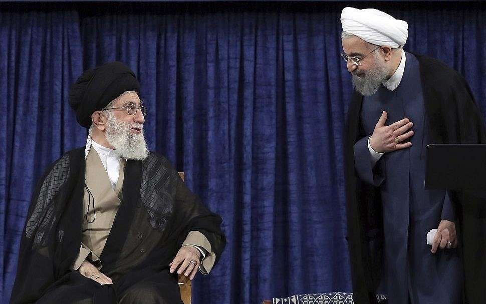 El líder supremo Ayatollah Ali Khamenei, a la izquierda, y el presidente Hassan Rouhan. (Oficina del Líder Supremo iraní a través de AP)