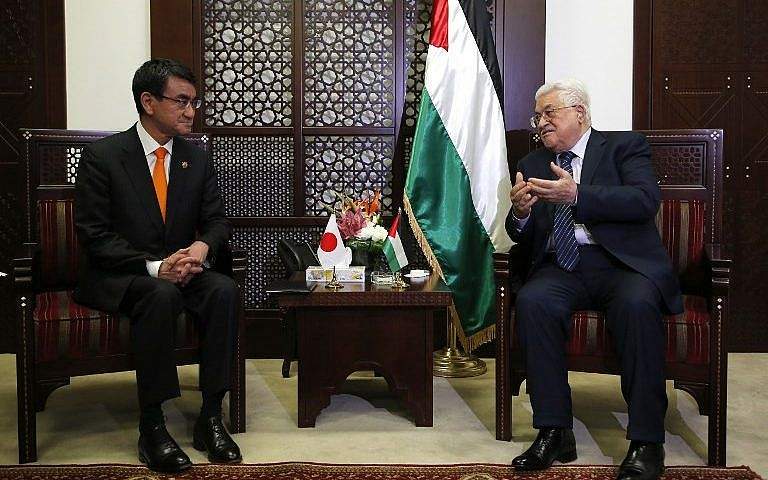 El ministro de Asuntos Exteriores japonés, Taro Kono (izq.), Se reúne con el presidente de la Autoridad Palestina, Mahmoud Abbas, en la ciudad de Ramallah el 25 de diciembre de 2017. (AFP Photo / Abbas Momani)