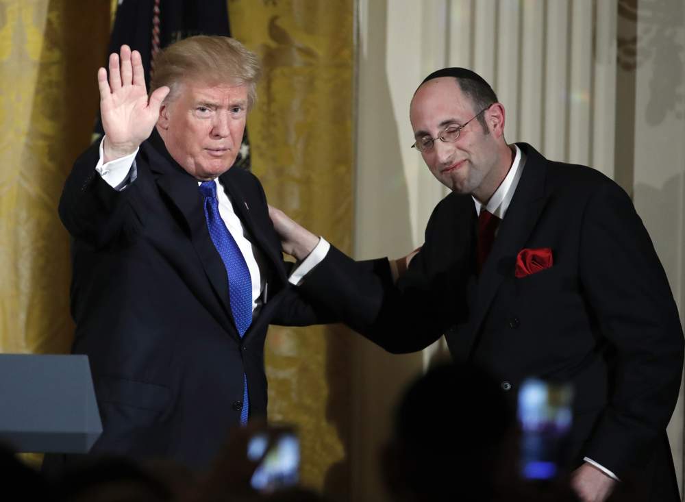 El presidente Donald Trump con el rabino Meir Yaakov Soloveichik, durante una recepción en Januka en el Salón Este de la Casa Blanca, el jueves 7 de diciembre de 2017. (AP Photo / Alex Brandon)