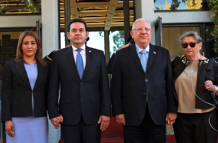 El presidente Reuven Rivlin (2 ° R) y su esposa Nehama (R), el presidente guatemalteco Jimmy Morales y su esposa Patricia Marroquin revisan una guardia de honor durante una ceremonia oficial de bienvenida en el complejo presidencial en Jerusalén, el 28 de noviembre de 2016. (AFP PHOTO / GIL COHEN-MAGEN)