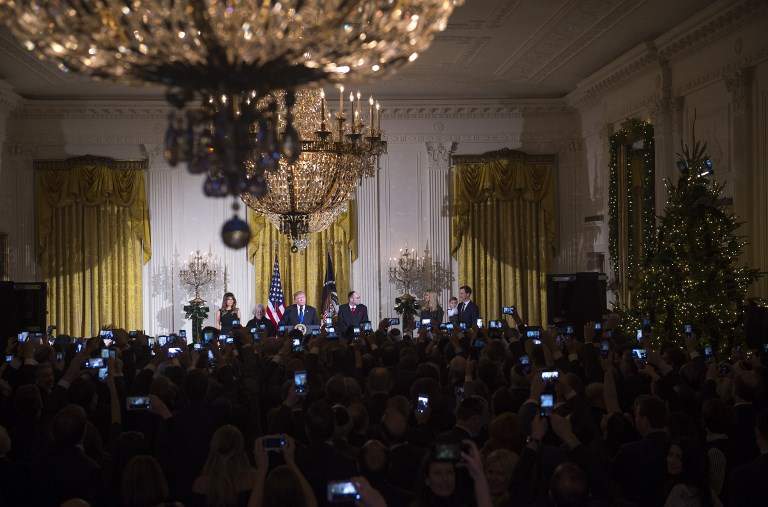 El presidente de EE.UU., Donald Trump, habla durante una recepción de Januka en el Salón Este de la Casa Blanca en Washington, DC, el 7 de diciembre de 2017. (AFP PHOTO / SAUL LOEB)