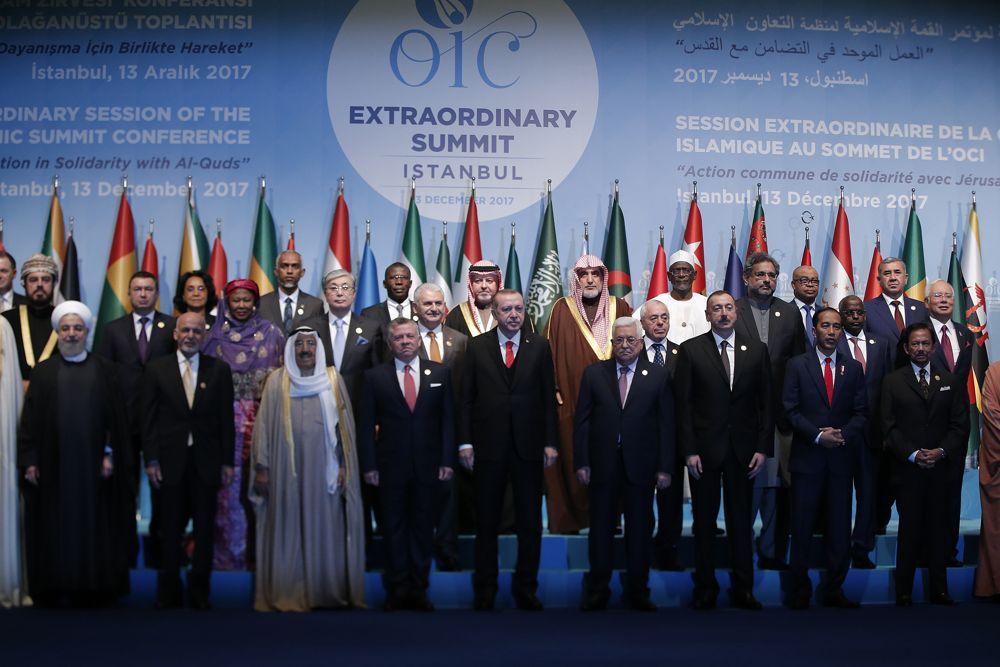 El presidente de Turquía, Recep Tayyip Erdogan, en el centro, flanqueado por otros líderes de la OIC posa para fotografías durante una sesión de fotos antes de la sesión de apertura de la Organización de Cooperación Islámica en Estambul, 13 de diciembre de 2017. (Lefteris Pitarakis / AP)