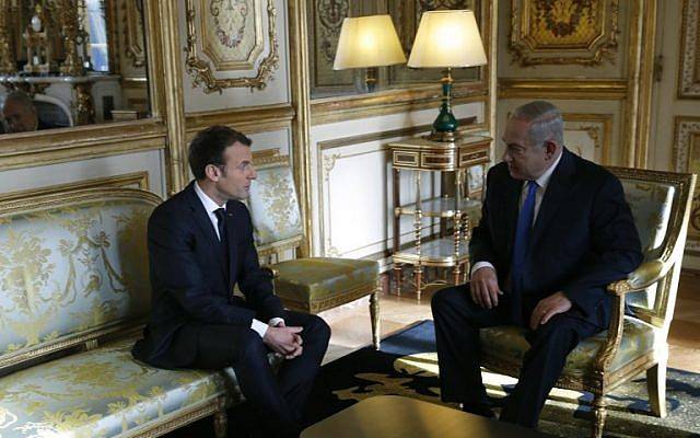 El presidente francés Emmanuel Macron (izq.) Habla con el primer ministro de Israel, Benjamin Netanyahu, antes de una reunión en el Palacio del Elíseo en París el 10 de diciembre de 2017. (AFP / Pool / Philippe Wojazer)