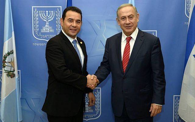 El primer ministro Benjamin Netanyahu (R) se reúne con el presidente guatemalteco Jimmy Morales (L) en Jerusalén el 29 de noviembre de 2016. (Haim Zach / GPO)