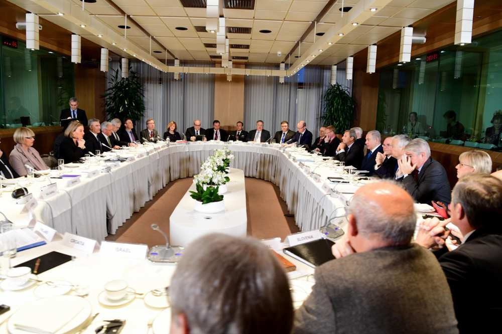 El primer ministro Benjamin Netanyahu desayuna con los ministros de Asuntos Exteriores de los países de la UE en Bruselas, el 11 de diciembre de 2017 (Avi Ohayon / GPO)