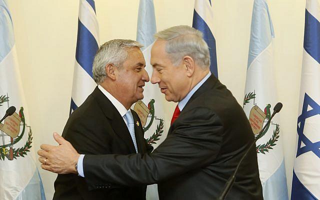 El primer ministro Benjamin Netanyahu y el presidente de Guatemala Otto Pérez Molina en la oficina de Netanyahu en Jerusalén. 9 de diciembre de 2013. (Miriam Alster / Flash 90)