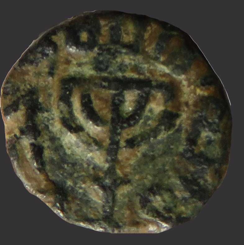 Los arqueólogos exponen el “diálogo” judeo-musulmán en Jerusalém de hace 1.300 años 5 En el centro de una moneda musulmana acuñada por Jerusalém del período omeya (siglo VIII) se encuentra una Menorah de cinco brazos. Por un lado, la inscripción en árabe "No hay más dios que Alá". En el otro lado de la moneda está la inscripción árabe 'Muhammad, el mensajero de dios'. (cortesía de Assaf Avraham)
