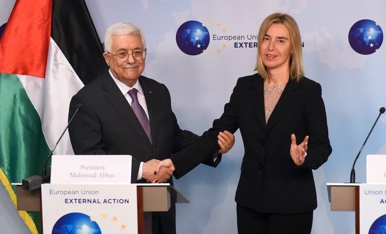 La directora de política exterior de la UE, Federica Mogherini, se reúne con el presidente de la Autoridad Palestina, Mahmoud Abbas, en la sede de la Unión Europea para la Acción Exterior en Bruselas el lunes 26 de octubre de 2015 (FOTO / EMMANUEL DUNAND)