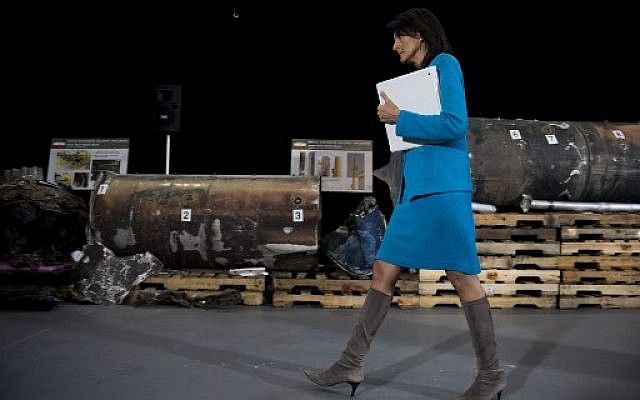 La embajadora de los Estados Unidos ante las Naciones Unidas, Nikki Haley, señala segmentos de misiles previamente clasificados que dice que Irán violó la Resolución 2231 del Consejo de Seguridad al proporcionar armas a los rebeldes hutíes en Yemen durante una conferencia de prensa en la Base Conjunta Anacostia en Washington, DC, el 14 de diciembre , 2017. (AFP Photo / Jim Watson)