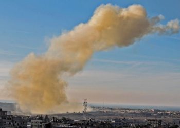 Una foto tomada el 28 de noviembre de 2017 desde Rafah, en el sur de la Franja de Gaza, muestra el humo ondulante tras una explosión cerca de la frontera en el lado egipcio de la ciudad dividida. (AFP / SAID KHATIB)