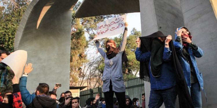 Irán bloquea internet, puede cerrar la aplicación Telegram a medida que las protestas se extienden