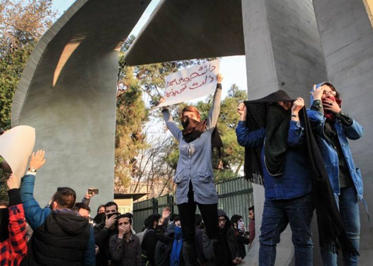 Irán bloquea internet, puede cerrar la aplicación Telegram a medida que las protestas se extienden