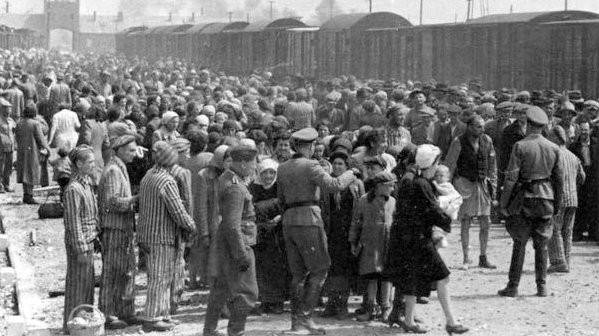 Judíos húngaros en la Judenrampe (rampa judía) después de desembarcar de los trenes de transporte en Auschwitz-Birkenau, mayo de 1944. ¡Para ser enviados! - a la derecha - significaba que la persona había sido elegida como obrero; - a la izquierda - significaba la muerte en las cámaras de gas. (Del álbum de Auschwitz)