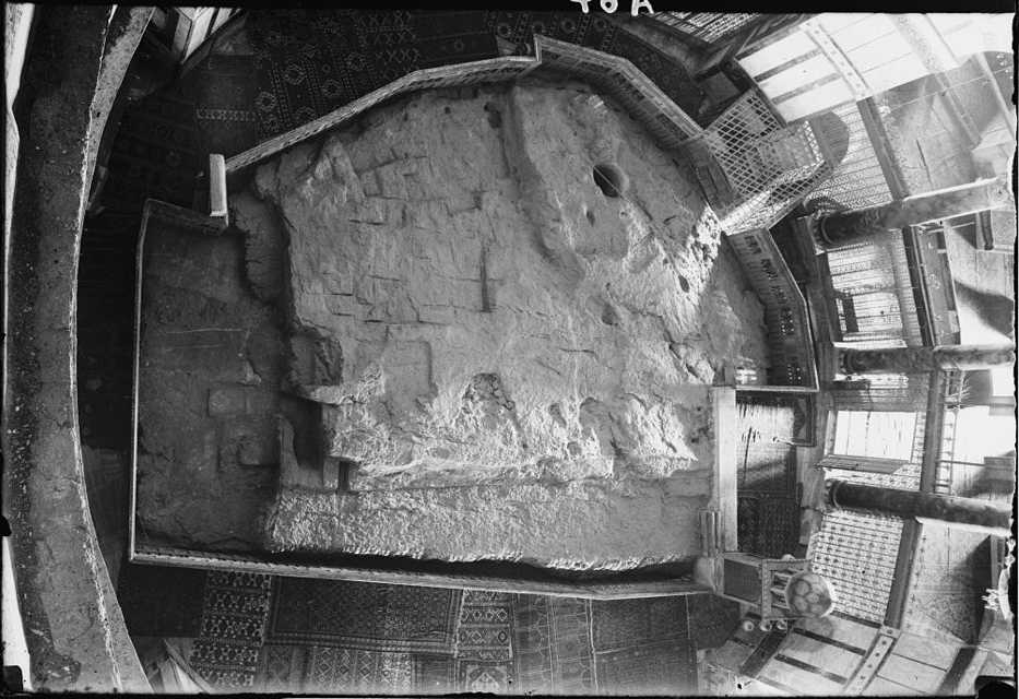 Los arqueólogos exponen el “diálogo” judeo-musulmán en Jerusalém de hace 1.300 años 9 La Piedra del Fundamento en el piso del Santuario de la Cúpula de la Roca en Jerusalém. El agujero redondo penetra a una pequeña cueva, conocida como el Pozo de las Almas, a continuación. La estructura similar a una jaula justo más allá del agujero cubre la entrada de la escalera a la cueva. (Crédito de la foto: Wikipedia)