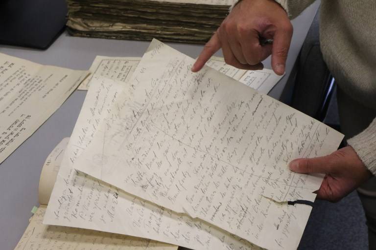 Lara Lempertiene, jefa del Centro de Investigación Judaica, muestra un documento judío redescubierto, que durante mucho tiempo se pensó que había sido destruido durante la Segunda Guerra Mundial, en la biblioteca nacional lituana de Vilnius el 3 de noviembre de 2017. (AFP / Petras Malukas)