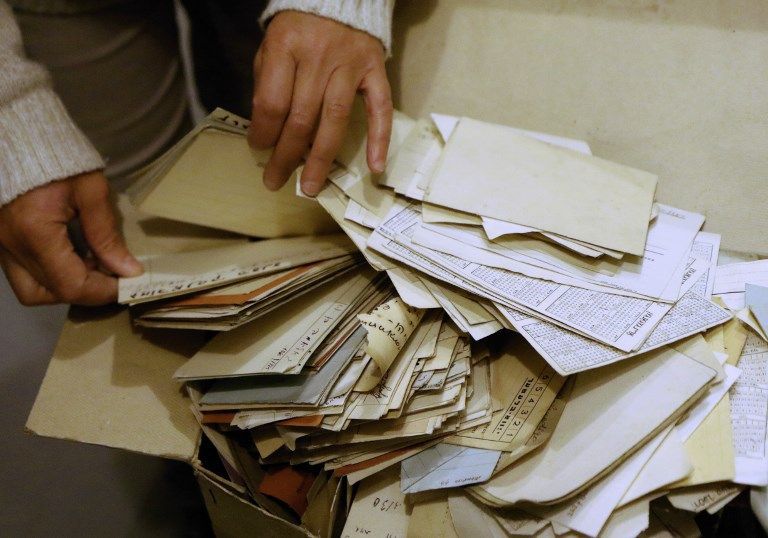 Lara Lempertiene, jefa del Centro de Investigación Judaica, archiva documentos judíos redescubiertos, que durante mucho tiempo se pensó que habían sido destruidos durante la Segunda Guerra Mundial, en la biblioteca nacional lituana de Vilnius el 3 de noviembre de 2017. (AFP / Petras Malukas)