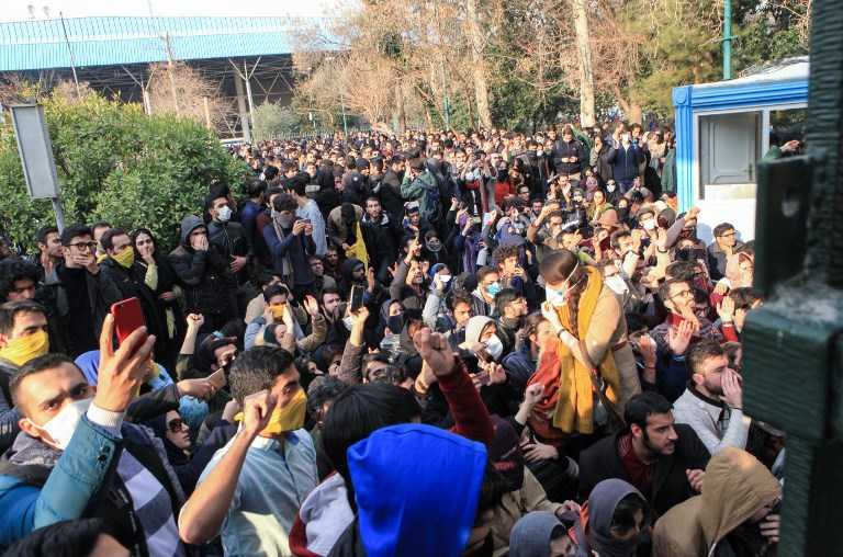 Los estudiantes iraníes protestan en un tercer día de manifestaciones, mostraron videos en las redes sociales, pero fueron superados en número por los contramanifestantes. (AFP PHOTO / STR)