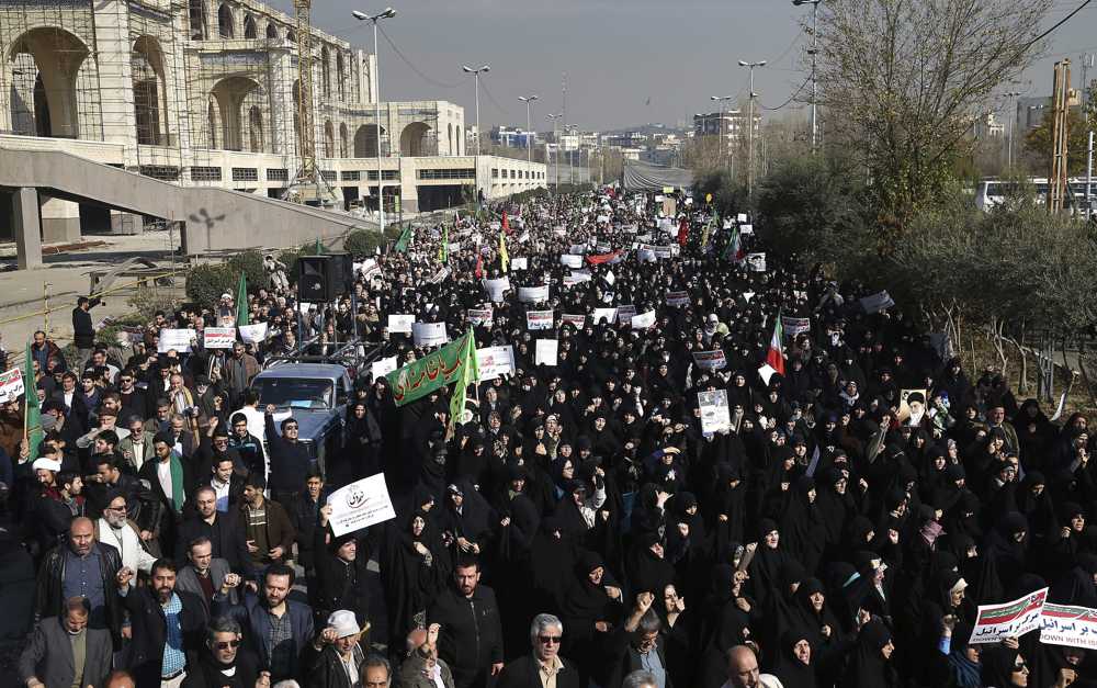 Los manifestantes iraníes a favor del régimen corean consignas en una concentración en Teherán, Irán, el sábado 30 de diciembre de 2017. (AP Photo / Ebrahim Noroozi)
