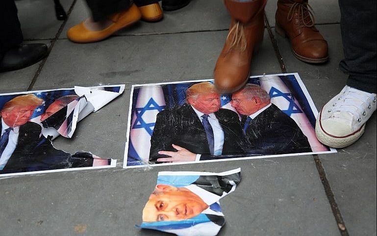 Los manifestantes "pro palestinos" pisan las fotos El presidente de EE.UU. Donald Trump y del primer ministro Benjamin Netanyahu en una muestra de falta de respeto durante una protesta en París el 9 de diciembre de 2017. (AFP Photo / Zakaria Abdelkafi)