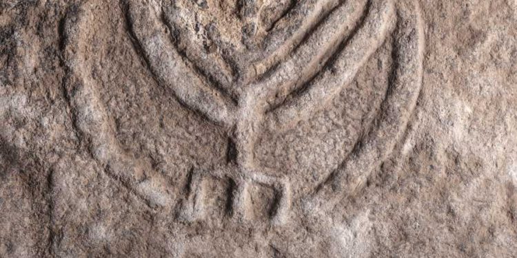 Antigua menorá grabada en losa de piedra descubierta en la mezquita de Tiberiades