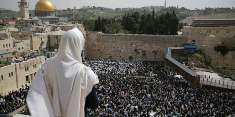 Imagen ilustrativa | Miles de personas participan en la oración de bendición sacerdotal en las festividades de la Pascua, en el Muro Occidental en la Ciudad Vieja de Jerusalém 13 de abril de 2017. (TPS)