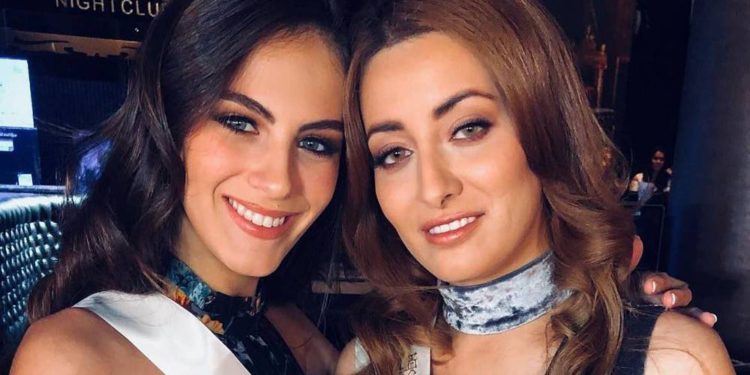 Miss Israel Adar Gandelsman (izquierda) y Miss Iraq Sarah Idan posan para una foto en el concurso de Miss Universo. (Instagram)