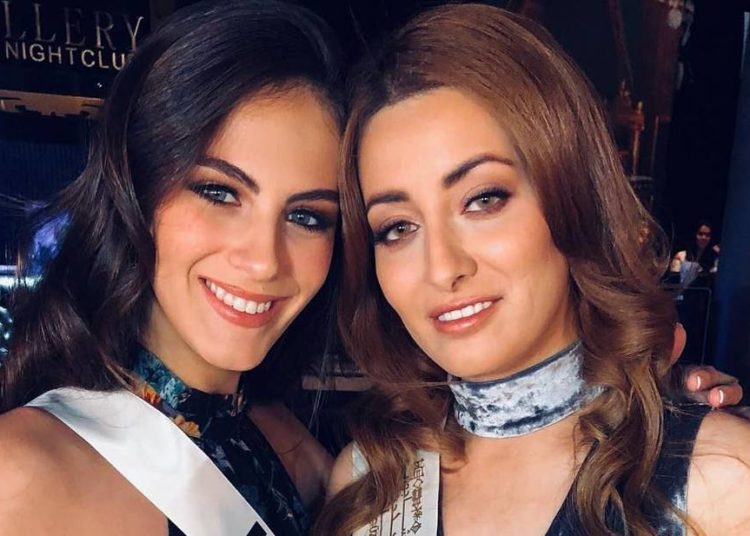 Miss Israel Adar Gandelsman (izquierda) y Miss Iraq Sarah Idan posan para una foto en el concurso de Miss Universo. (Instagram)