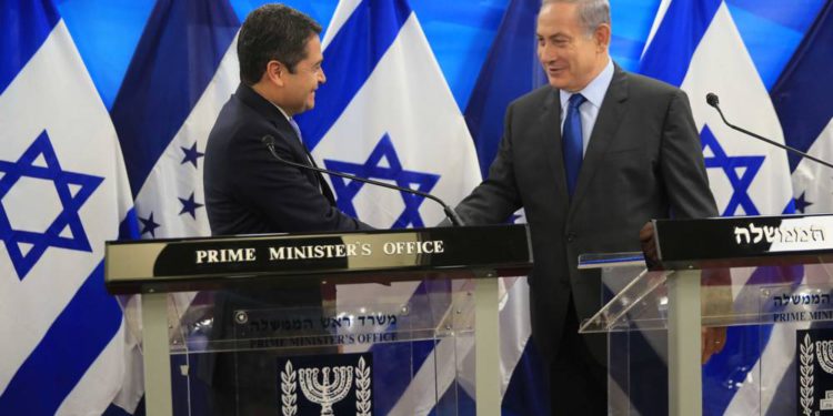 El primer ministro Benjamin Netanyahu, a la izquierda, se reúne con el presidente hondureño Juan Orlando Hernández en Jerusalén el 29 de octubre de 2015. (Kobi Gideon / GPO)