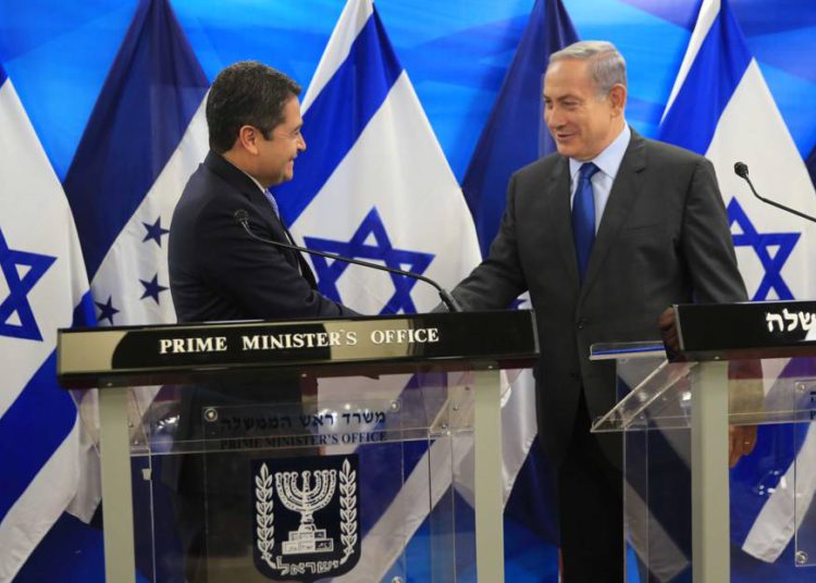 El primer ministro Benjamin Netanyahu, a la izquierda, se reúne con el presidente hondureño Juan Orlando Hernández en Jerusalén el 29 de octubre de 2015. (Kobi Gideon / GPO)