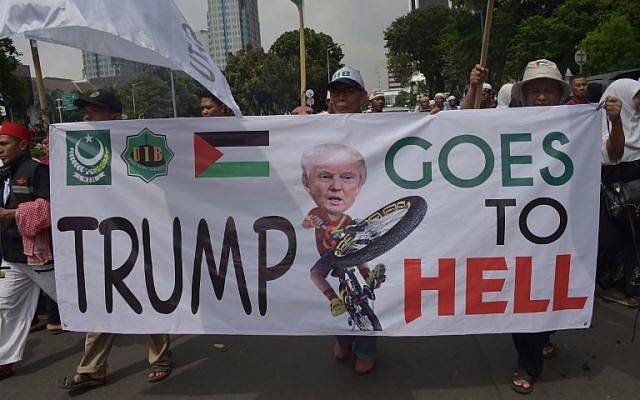 Los indonesios participan en una protesta contra la reciente decisión del presidente estadounidense Donald Trump de reconocer a Jerusalén como la capital de Israel, frente a la embajada de los Estados Unidos en Yakarta, el 17 de diciembre de 2017. (AFP Photo / Adek Berry)