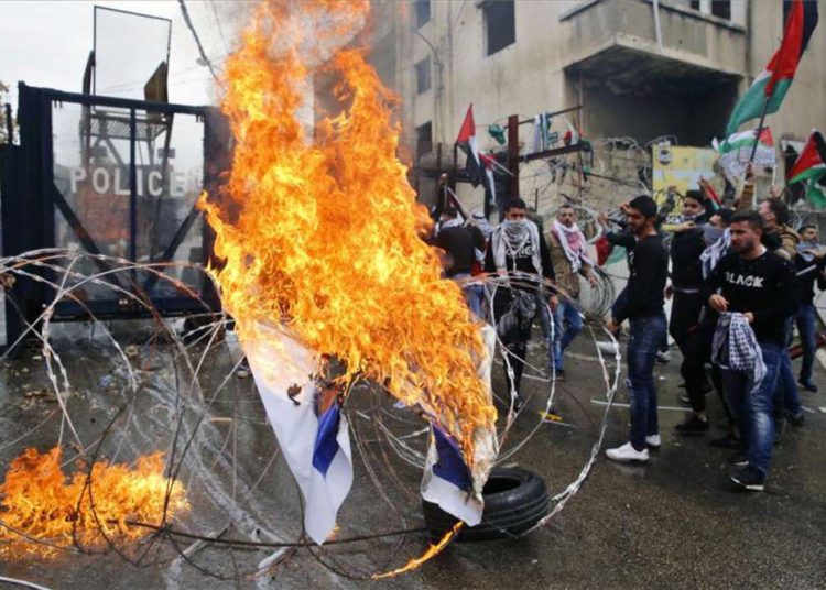 Manifestantes anti Israel intentan entrar en la embajada de Estados Unidos en Beirut