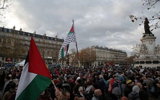 Los manifestantes "pro palestinos" agitan banderas mientras toman parte en una protesta en París el 9 de diciembre de 2017, en contra del reconocimiento del presidente de los Estados Unidos, Donald Trump, de que Jerusalén es la capital de Israel. (AFP photo / Zakaria Abdelkafi)