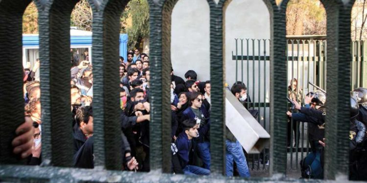 Funcionario iraní: “agentes extranjeros enemigos de la revolución mataron a los manifestantes”