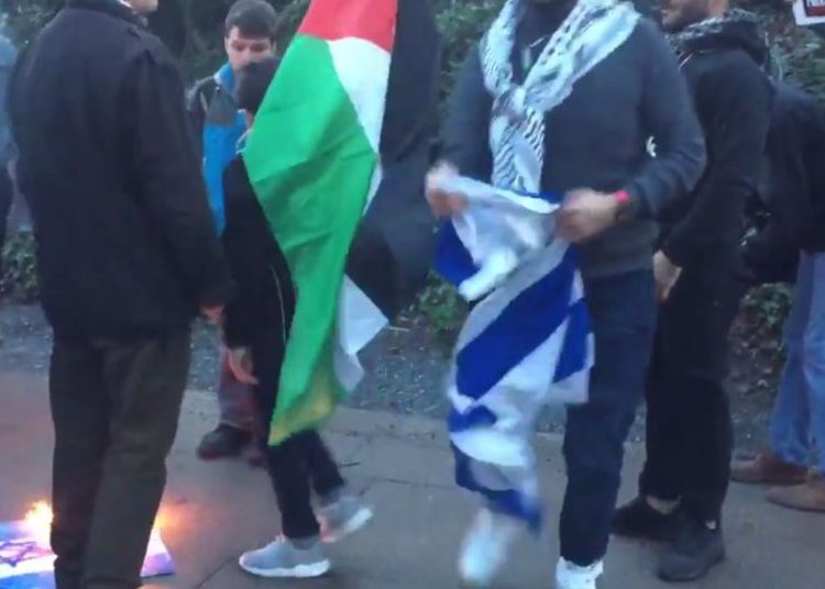 Manifestantes queman banderas israelíes en Vancouver