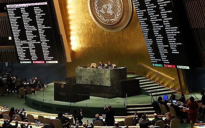 Los resultados de la votación se muestran en el piso de la Asamblea General de las Naciones Unidas en el que la declaración de los Estados Unidos de Jerusalén como capital de Israel fue declarada "nula y sin efecto" el 21 de diciembre de 2017 en la ciudad de Nueva York. Spencer Platt / Getty Images / AFP)