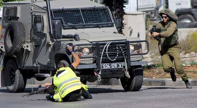 Terrorista musulmán disfrazado de Prensa apuñala a un soldado israelí en octubre de 2015.