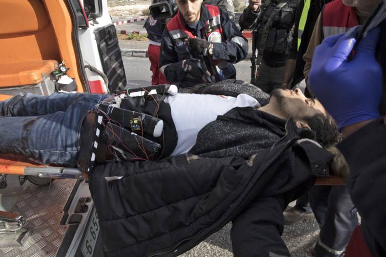 Terrorista musulmán Muhammed Aqal, que llevaba un presunto chaleco suicida, es llevado a una ambulancia después de apuñalar a un soldado y luego recibió un disparo en la ciudad de al-Bireh de Cisjordania el 15 de diciembre de 2017. (Oren Ziv / AFP)