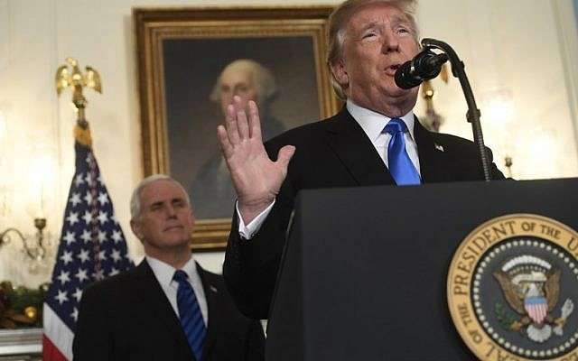 Abbas: “Jerusalém es una ciudad musulmana, la capital del estado eterno de Palestina” 2 El presidente de EE.UU., Donald Trump, pronuncia una declaración sobre Jerusalém en la sala de recepción diplomática de la Casa Blanca en Washington, DC, el 6 de diciembre de 2017. (Saul Loeb / AFP)
