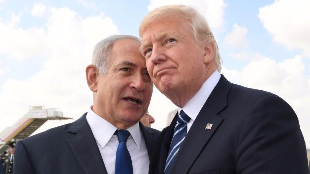 El primer ministro, Benjamin Netanyahu, a la izquierda, y el presidente de los Estados Unidos, Donald Trump, a la derecha, hablan en el aeropuerto internacional Ben Gurion antes de la llegada de este último de Israel el 23 de mayo de 2017. (Koby Gideon / GPO)