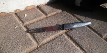 Un cuchillo utilizado en un apuñalamiento terrorista islámico en el que un guardia de seguridad israelí resultó gravemente herido en Jerusalén el 10 de diciembre de 2017. (Policía de Israel)