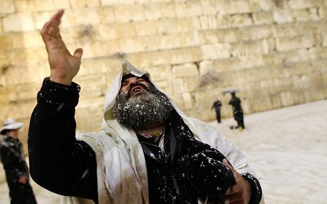Un hombre en el Muro Occidental, tal vez rezando por la lluvia. (crédito de la foto: Nati Shohat / Flash 90)