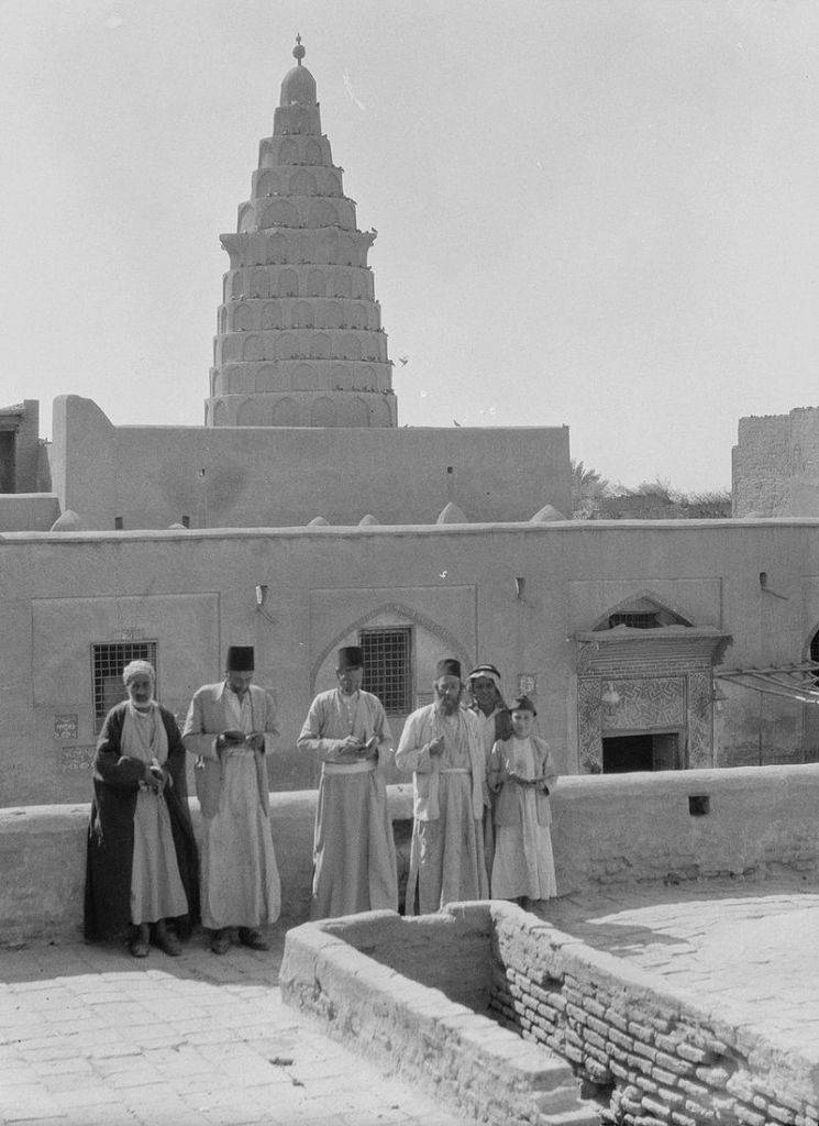 Una fotografía de 1932 de la tumba de Ezequiel en Kifel, en el sureste de Iraq. El área estaba habitada por judíos iraquíes, algunos de los cuales aparecen en la foto. (American Colony, Jerusalén, Photo Depto. / Eric y Edith Matson Photograph Collection / Wikipedia)