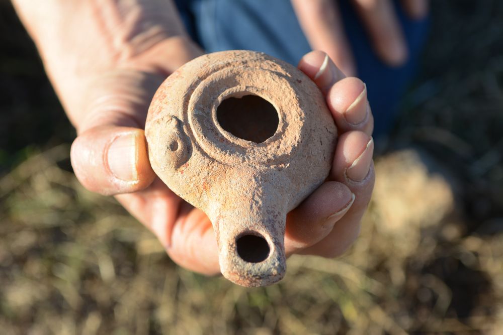 Una lámpara de arcilla intacta de 2.200 años de antigüedad encontrada junto a la cueva de puercoespines en el valle de Beit She'an. (Miki Peleg, Autoridad de Antigüedades de Israel)